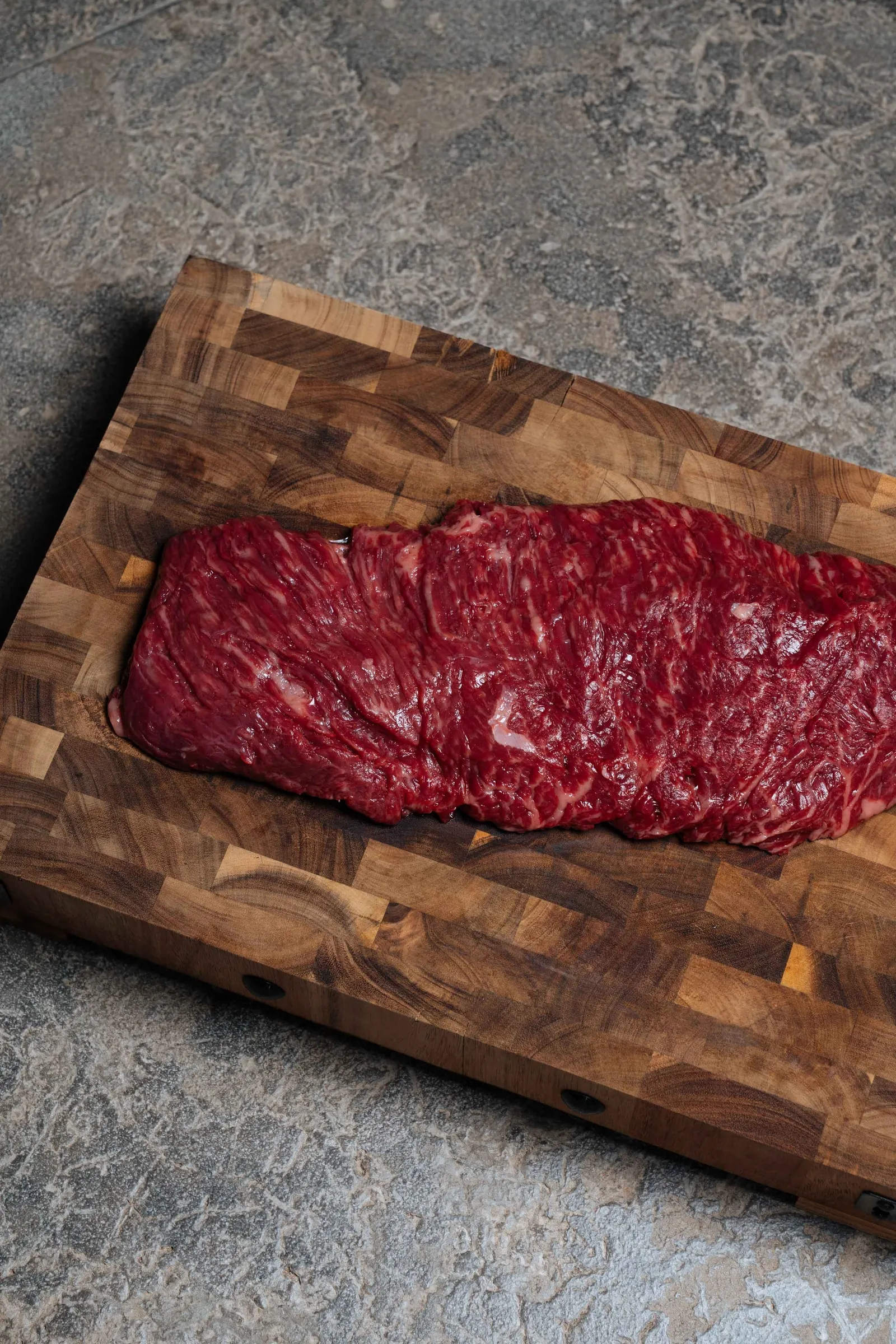 Een rauwe bavette van Tajiri op een snijplank