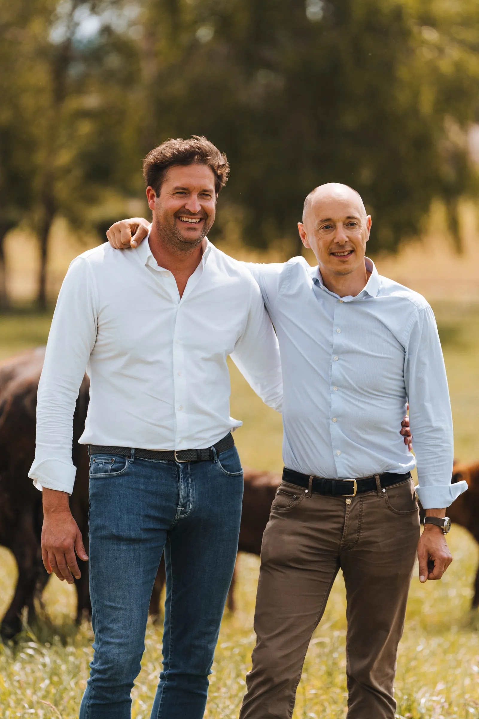 Olivier Monteyne (links) en Arnaud Vandenbogaerde, arm in arm in de weide
