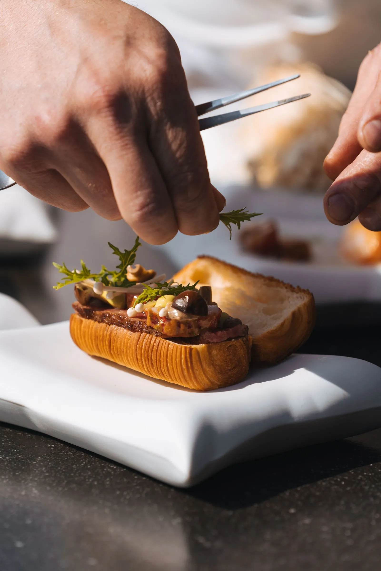 Een Wagyu roll van chef Tim Boury wordt met een pincet afgewerkt